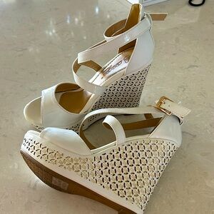 DbDk fashion white and gold open toe wedge size 6.5 M
